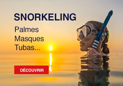 Femme en surface avec masque et tuba au coucher du soleil, illustrant la catégorie snorkeling palmes, masques, tubas