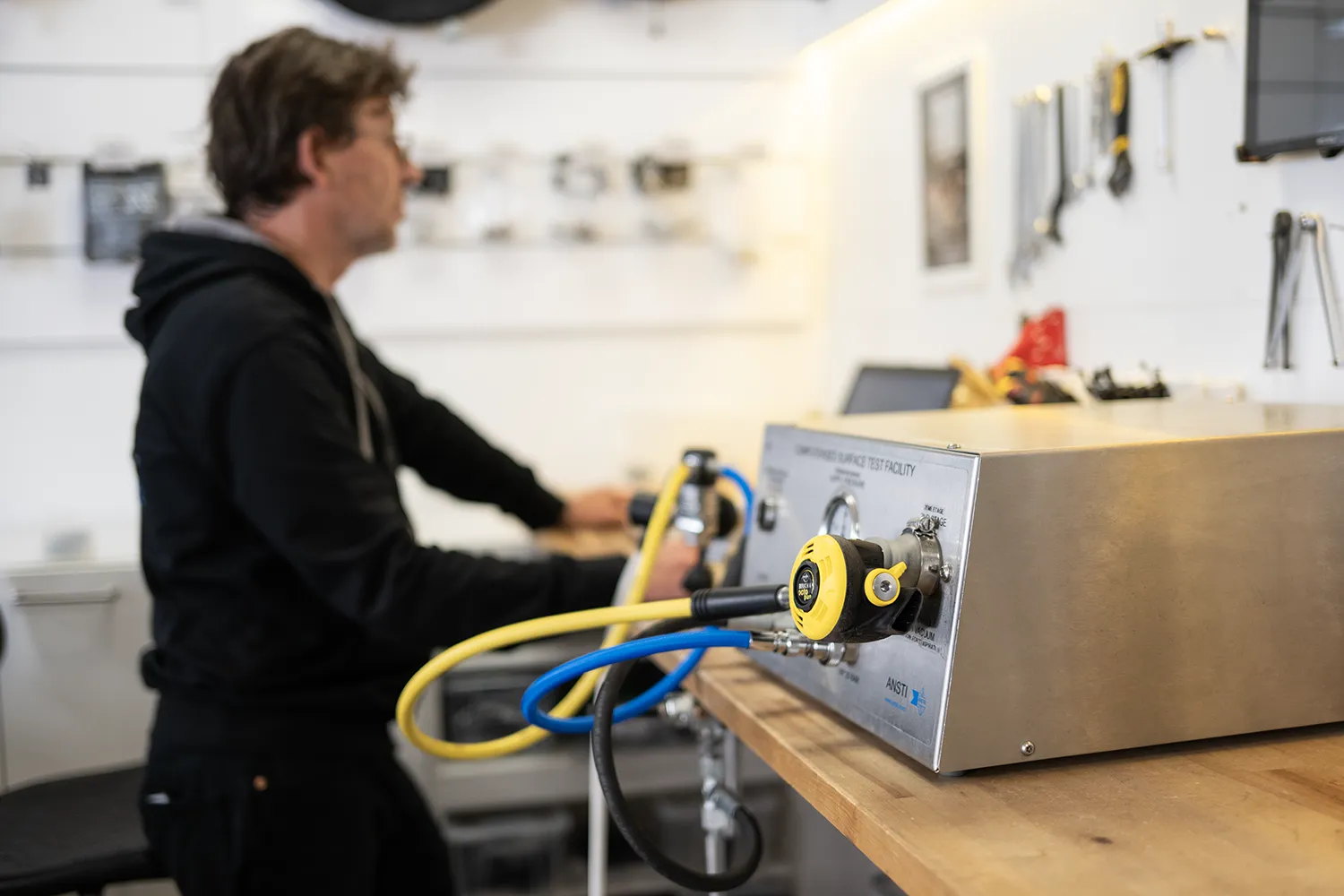 technicien dans l'atelier de maintenance de plongequilibre
