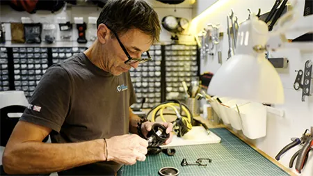 Technicien Plongéquilibre réparant un détendeur de plongée dans l’atelier à Paris