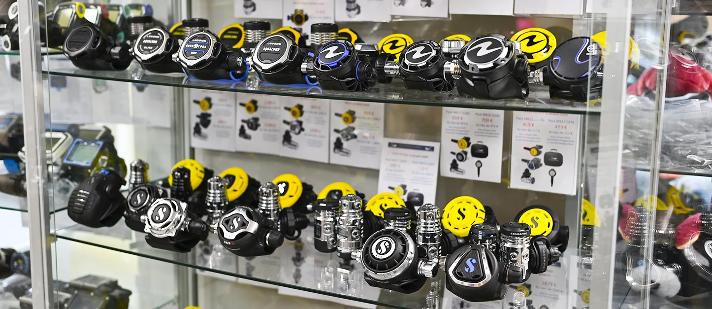 Présentoir de détendeurs de plongée dans la boutique Plongequilibre Paris