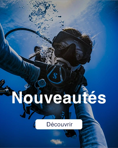 Plongeur sous-marin équipé d’un masque et détendeur Scubapro en immersion, autoportrait sous l’eau
