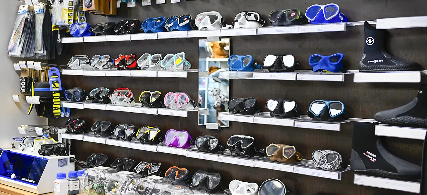 Rayon masques de plongée dans le magasin Plongequilibre à Paris