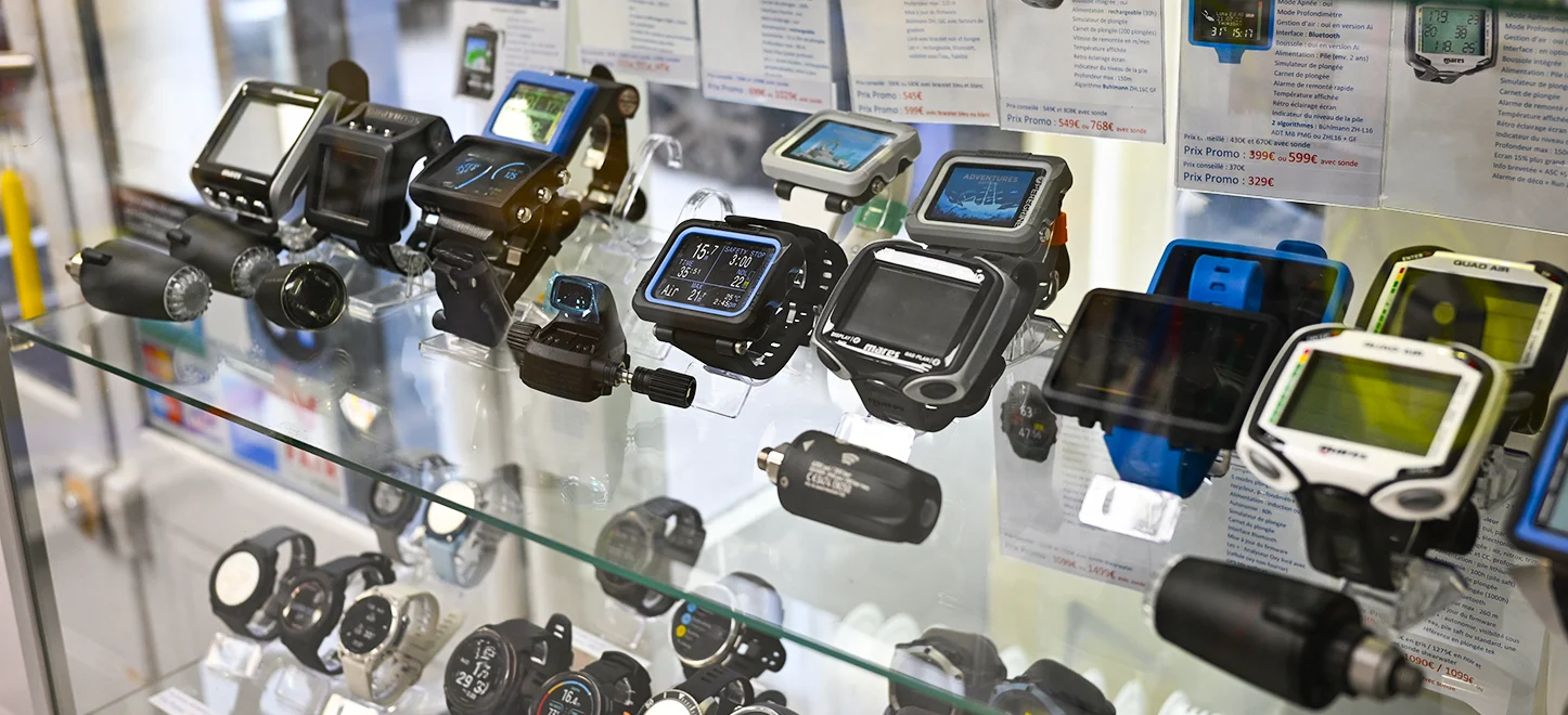 Présentoir d’ordinateurs de plongée en boutique – Plongequilibre Paris