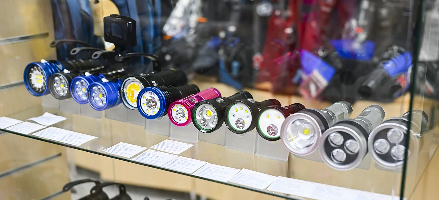 Rayon lampes et phares de plongée dans le magasin Plongequilibre à Paris